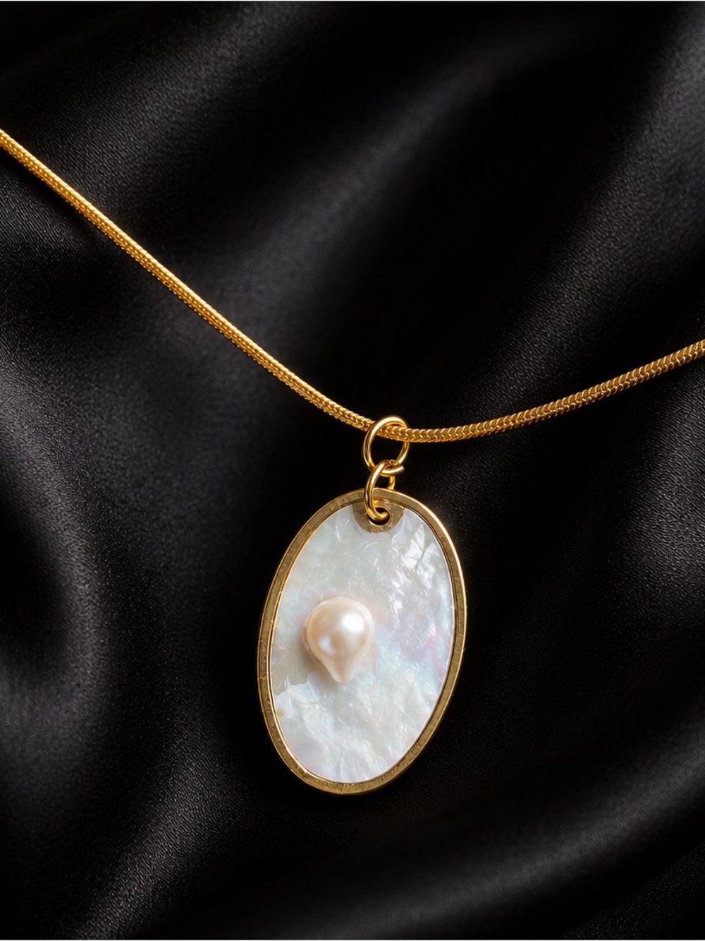 Handmade Mother of Pearl & Shell Pendant Necklace – Gold Tone Chain 55 cm